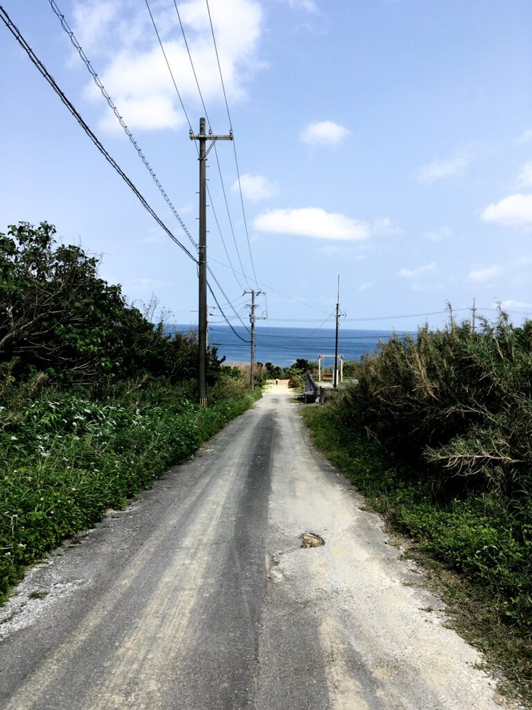 下り坂を海に向かってくだる道