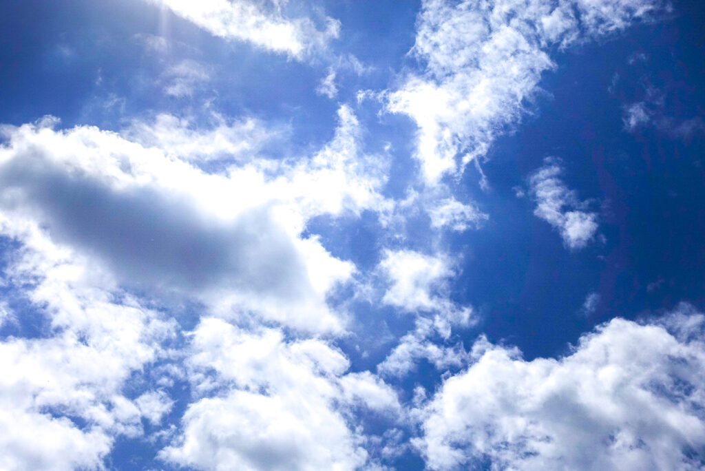 ヴィラの屋上から眺めるスカッと抜けた青空