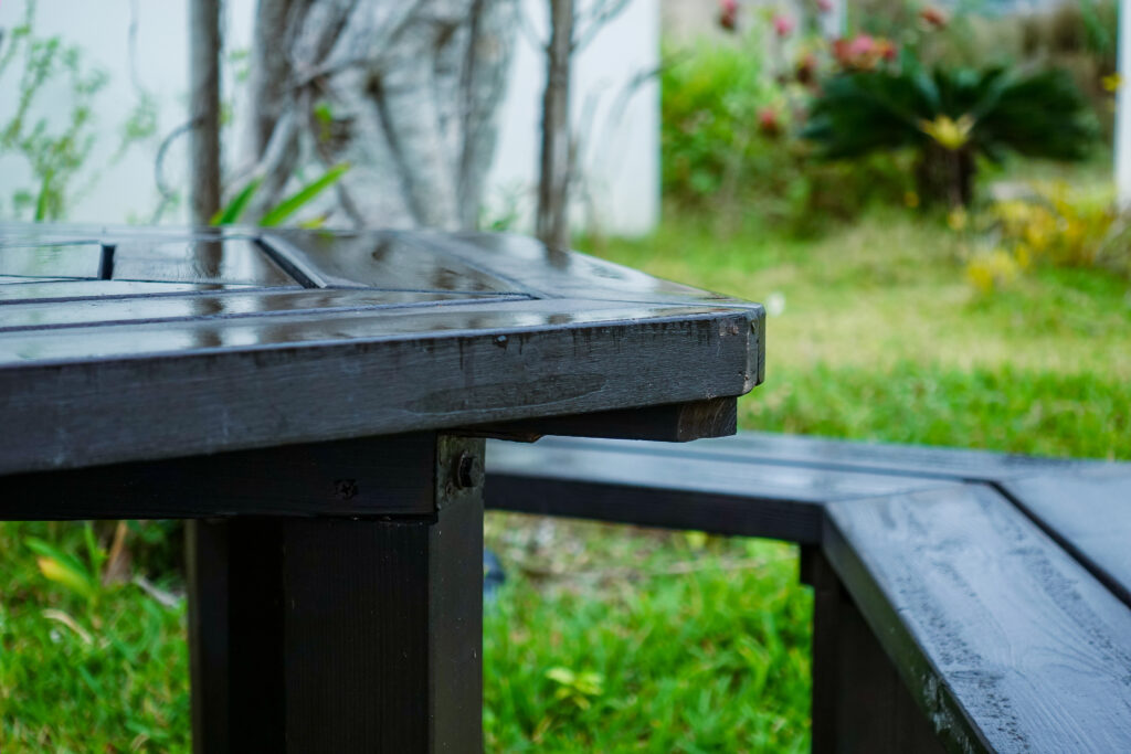 雨で濡れる屋外家具