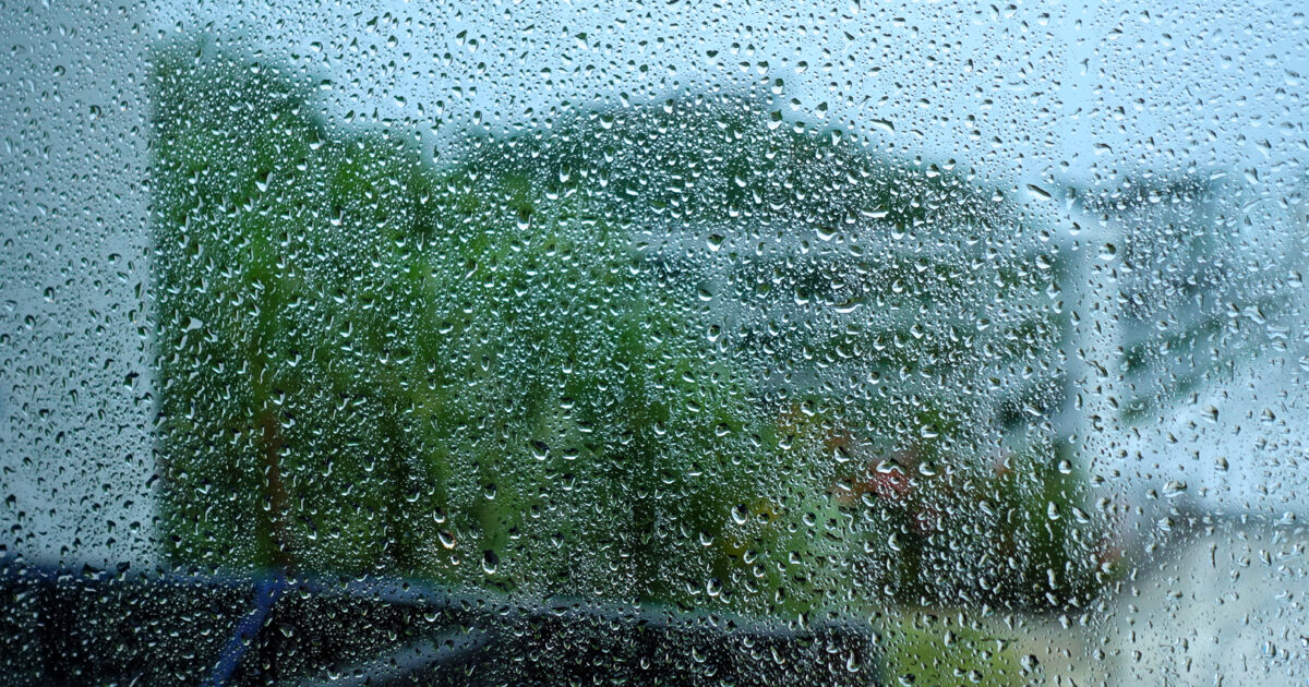 台風の雨に濡れる窓