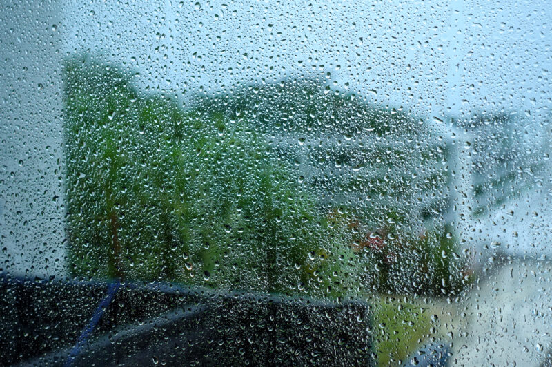 台風の雨に濡れる窓