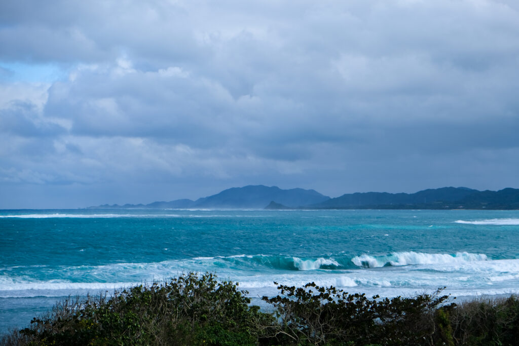 波しぶきが霧のように見える石垣島の海