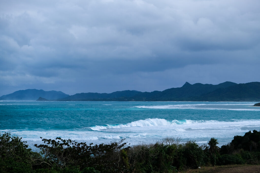 波しぶきが霧のように見える石垣島の海