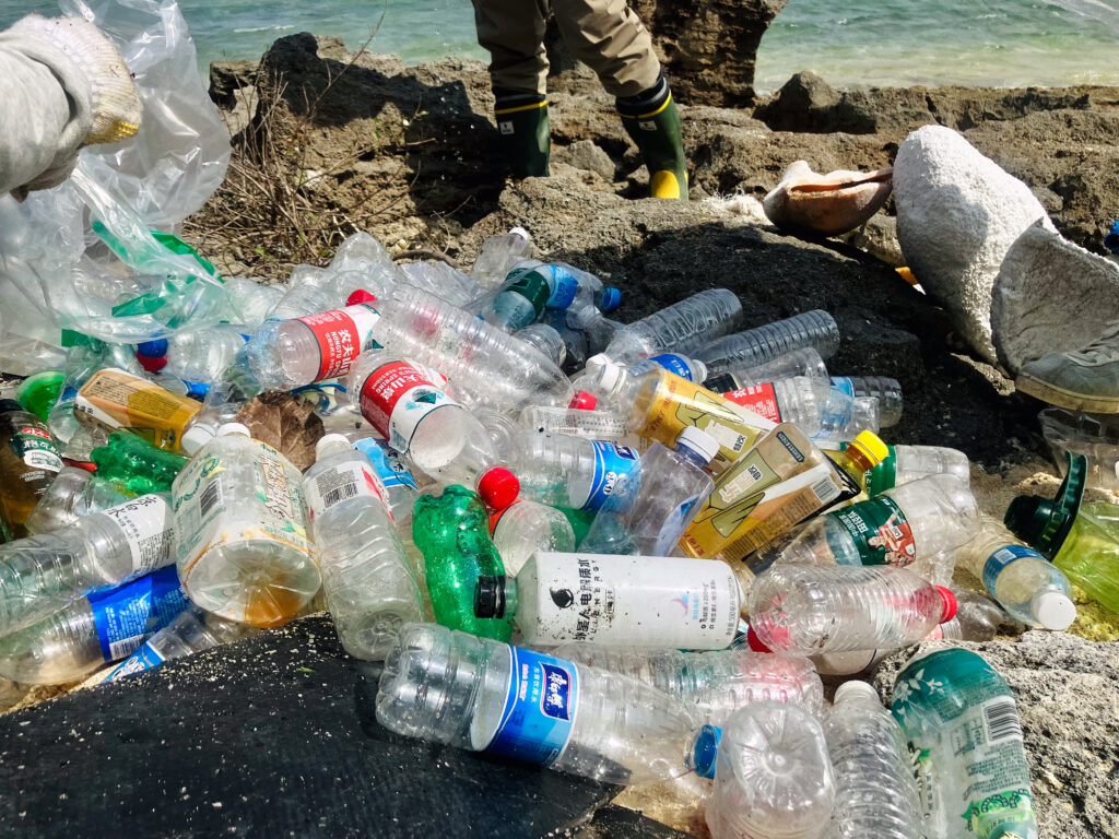 海外のゴミが流れ着く石垣島北部の海