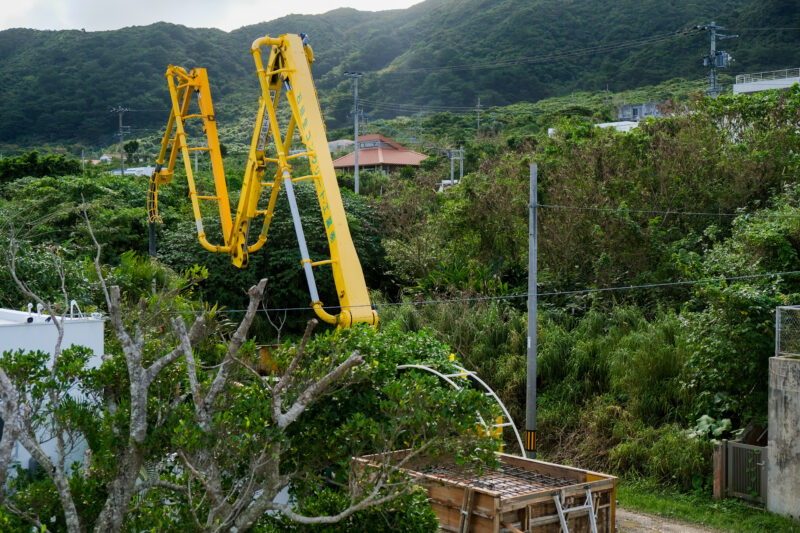 コンクリートを流し込む重機