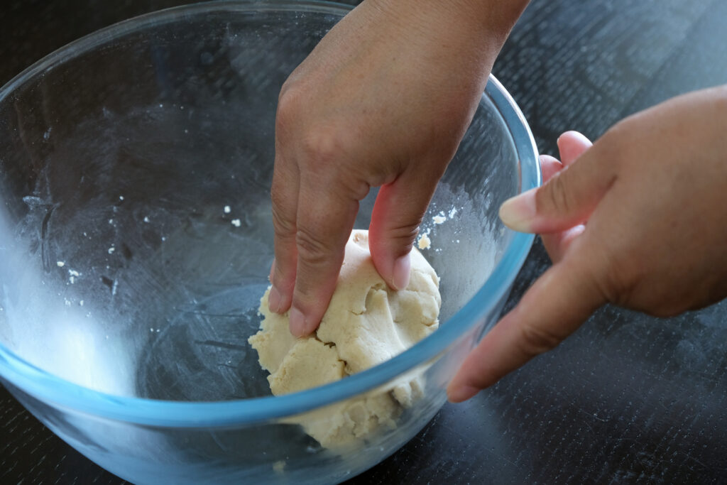 ちんすこう作り。材料を全て混ぜ合わせる。最後は手でコネコネ。