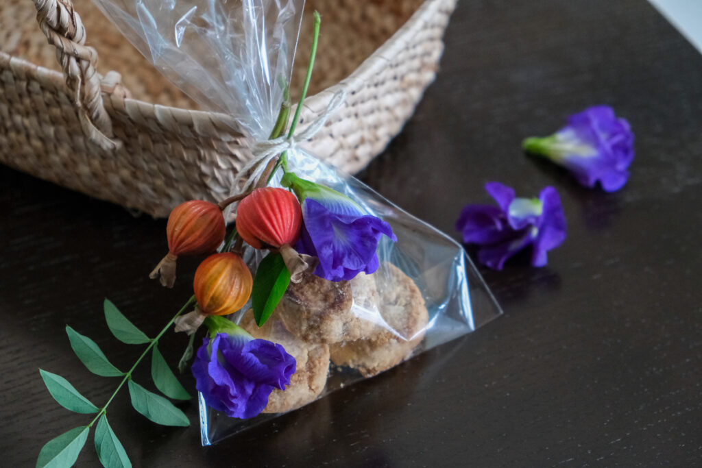 庭のハーブやハイビスカスで飾り付ければ立派なお土産に。