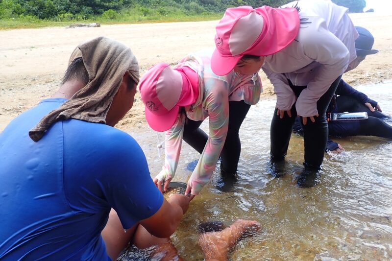 クリスタルビーチにて川遊びする子供たちとオーナー