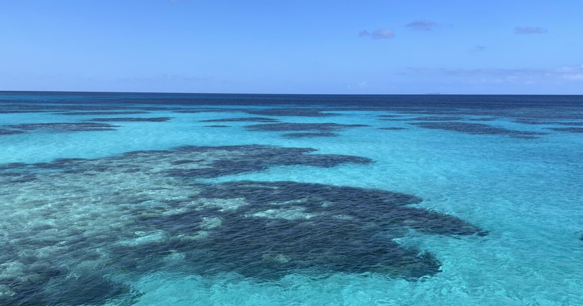 11月の港から見える波照間ブルーの海