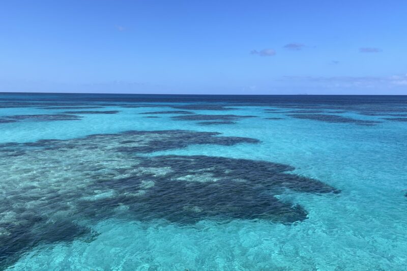 11月の港から見える波照間ブルーの海