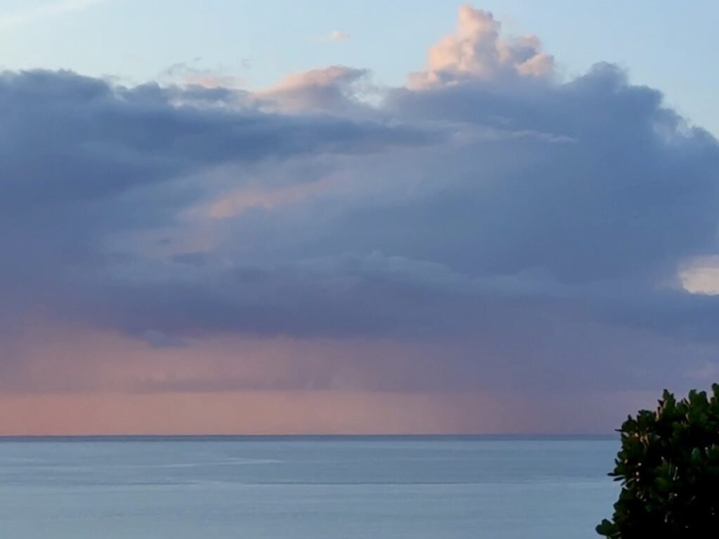 石垣島北部の海にかかる雨のカーテン（雨柱）