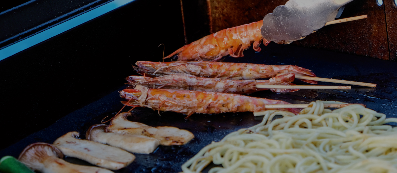 石垣島産車エビ、八重山そばの焼きそばなどが楽しめるプライベートBBQ