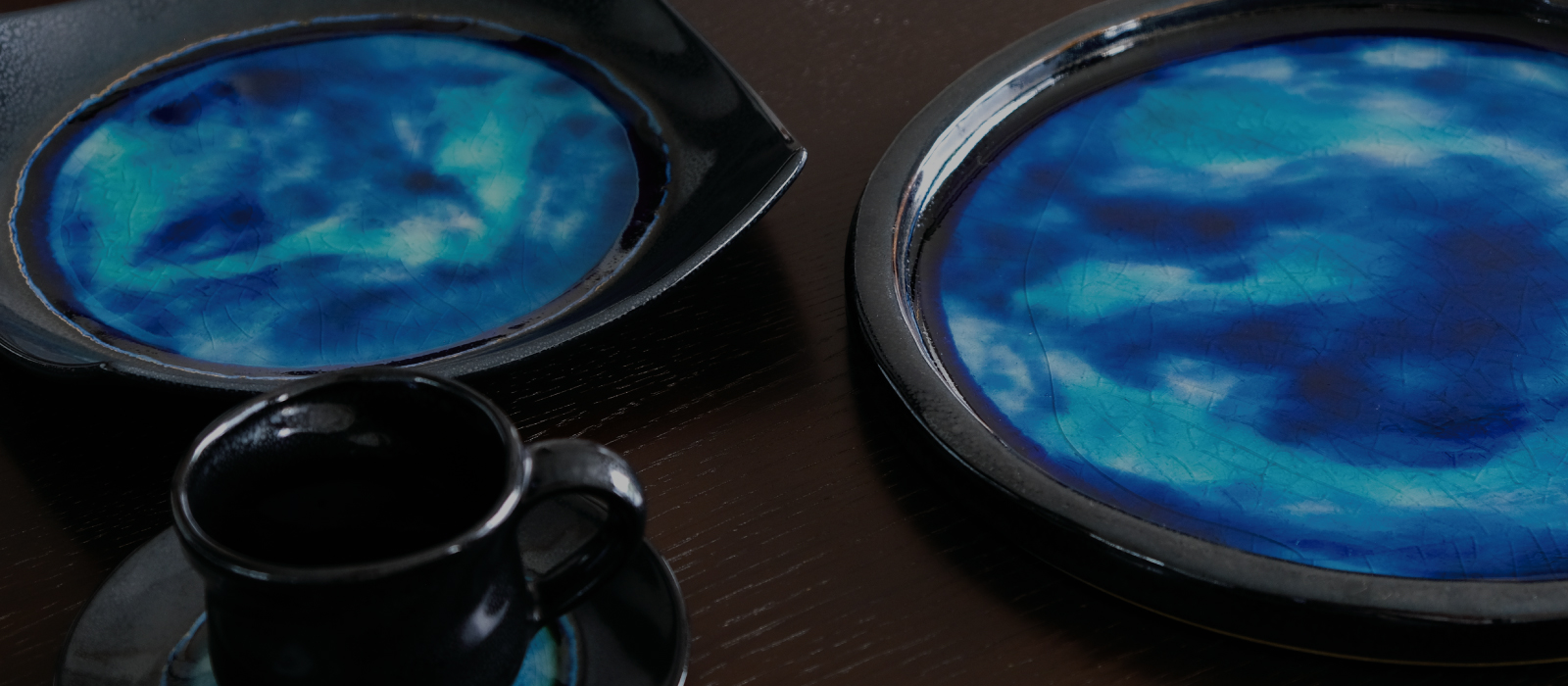 石垣島を代表する石垣焼のうつわ（お皿、コーヒーカップ）