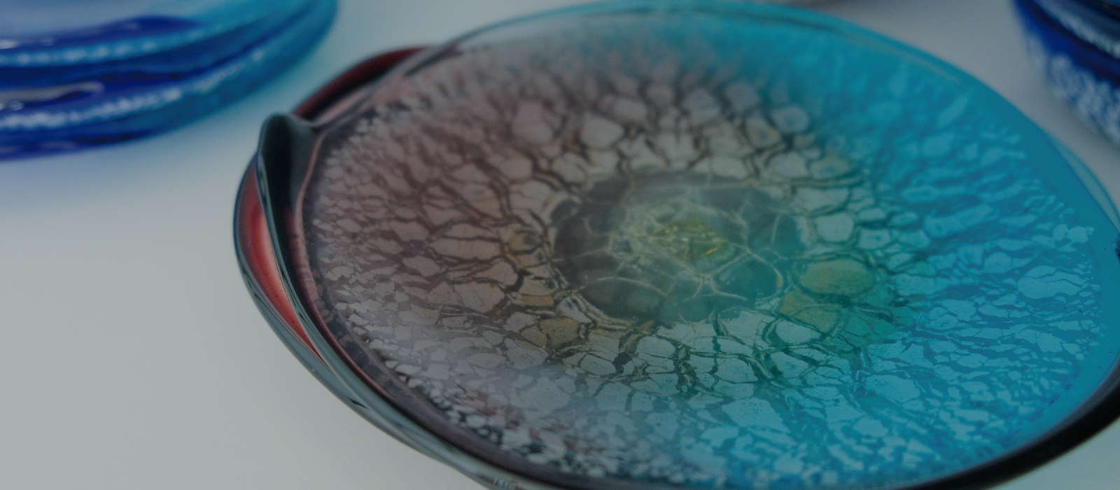 琉球ガラスを代表する名工「稲嶺 盛吉」作。宙吹ガラス工房「虹」の食器。