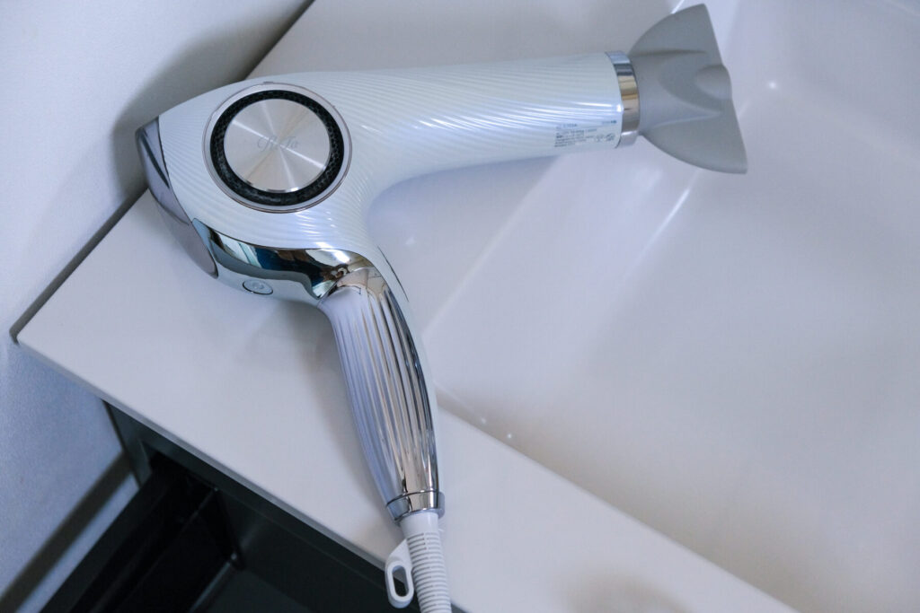 海水やプールで傷んだ髪も優しくケア。プロも愛用するリファ製ドライヤー