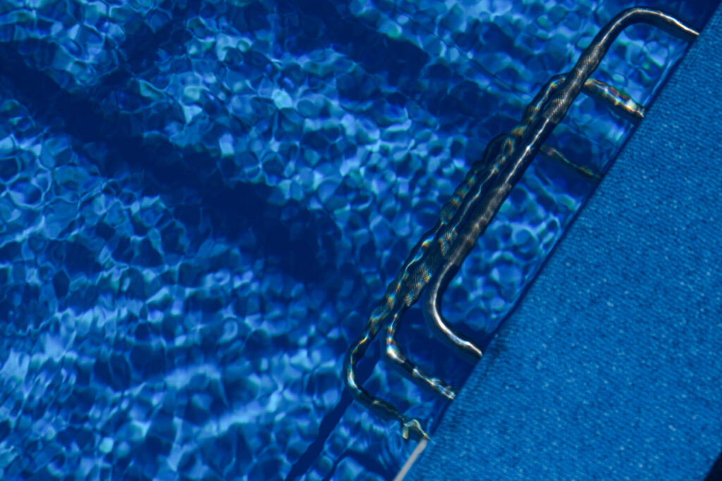 プライベートプールに反射する太陽の光