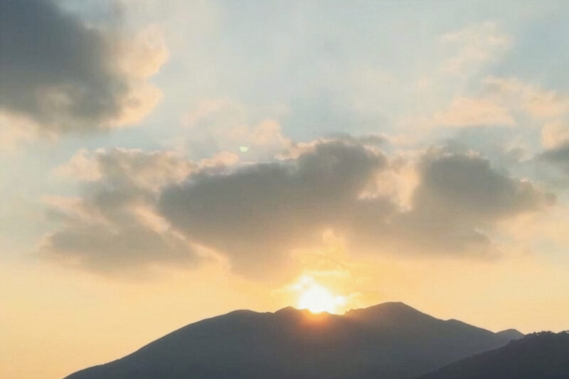 於茂登山から登る朝日